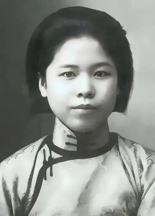1947 年，杨家山监狱，特务一把扯下了杨虎城夫人谢葆真的裤子，当着所有囚犯的面