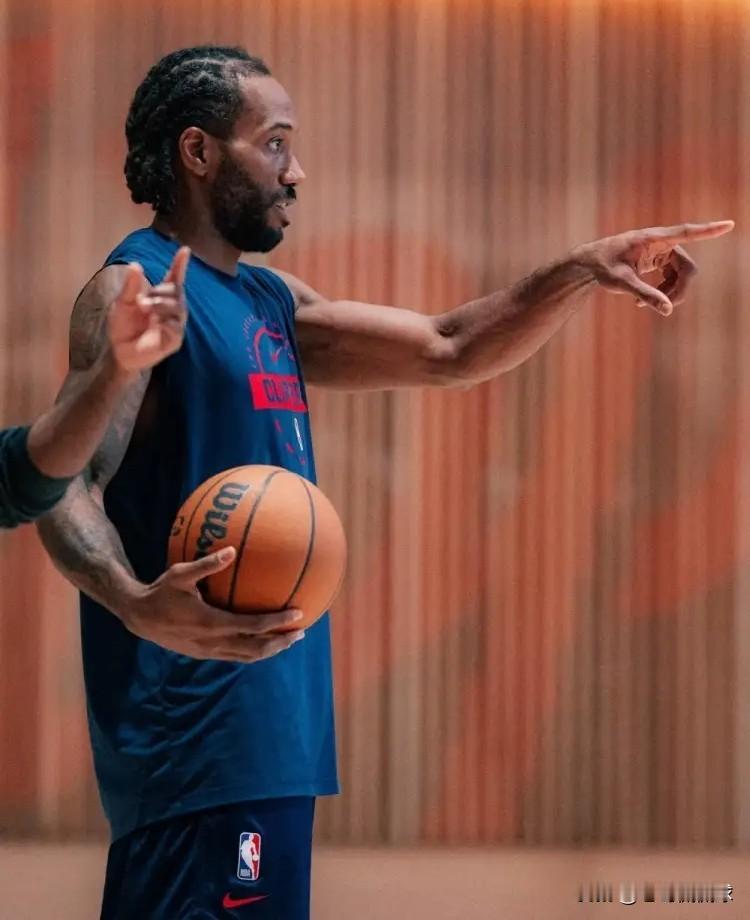 下面是一条关于快船巨星伦纳德的喜讯！今天快船将会坐镇主场迎战篮网，值得一提的是，