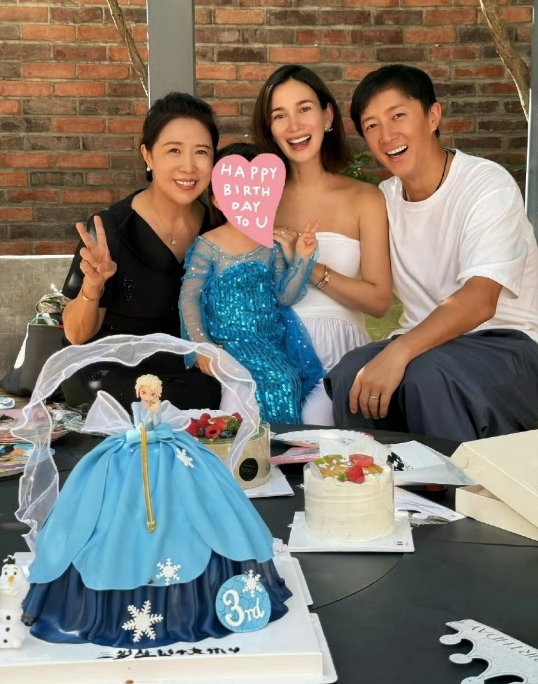 韩庚卢靖姗为3岁女儿庆生女儿都这么大了！！！好幸福啊 ​​​