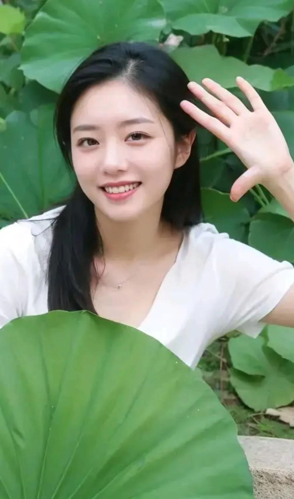她的笑容，对他来说，就像是冬日里的一缕阳光，不经意间透过树叶，洒进他的世界，温暖