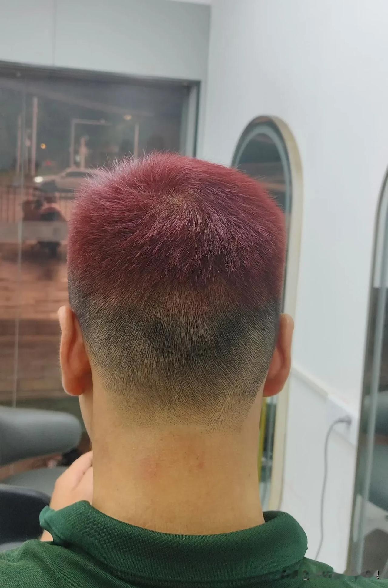 最近80后莫名其妙地都跑去染了黄毛，说是加入这波叛逆浪潮，这不，昨天同事和她老公