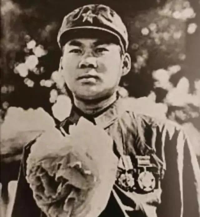 1979年，边境战士巡逻时，意外发现一个手脚溃烂、浑身恶臭的男人，他还背着一支枪