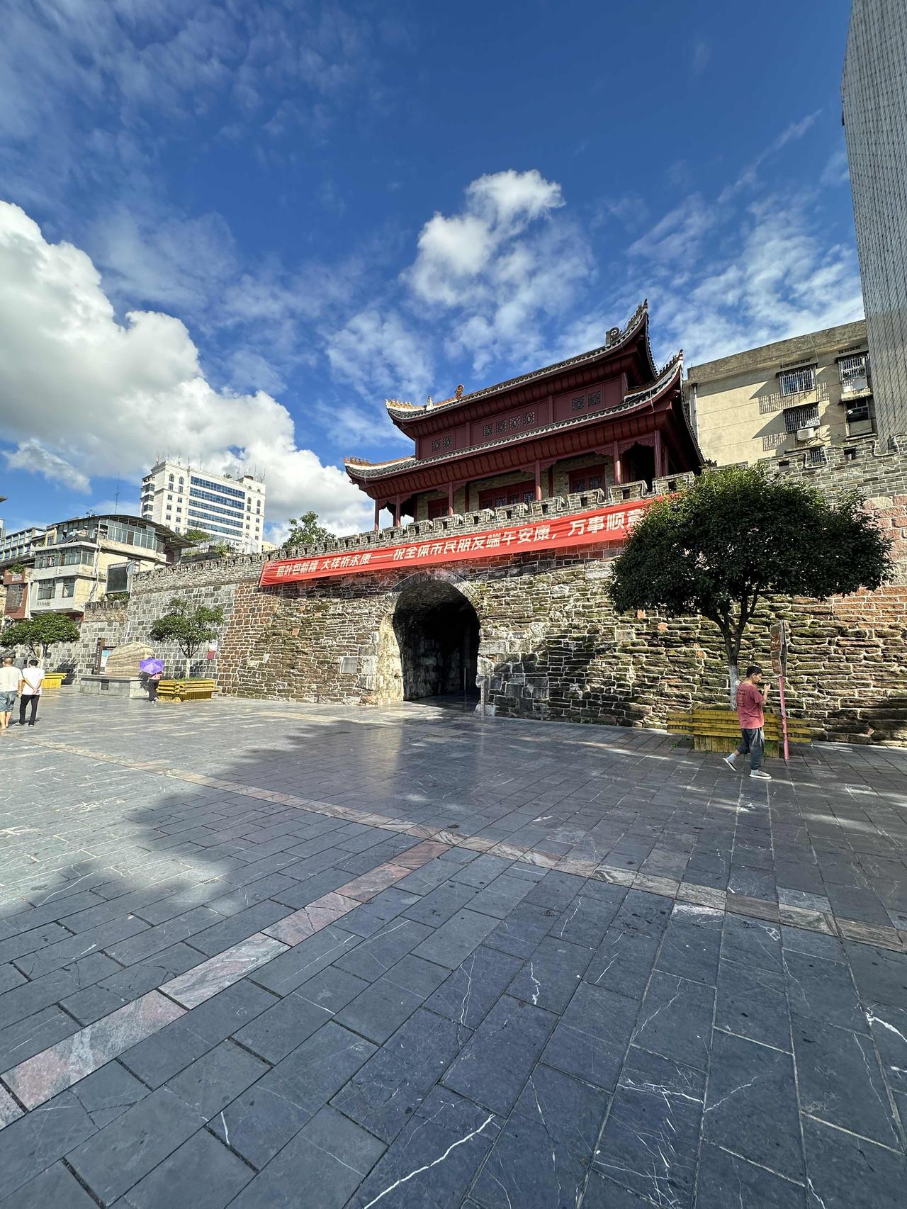 八号从武汉自驾第一次到历史名城邵阳，入住宝庆古城墙旁的酒店。邵阳古称宝庆，货到汉