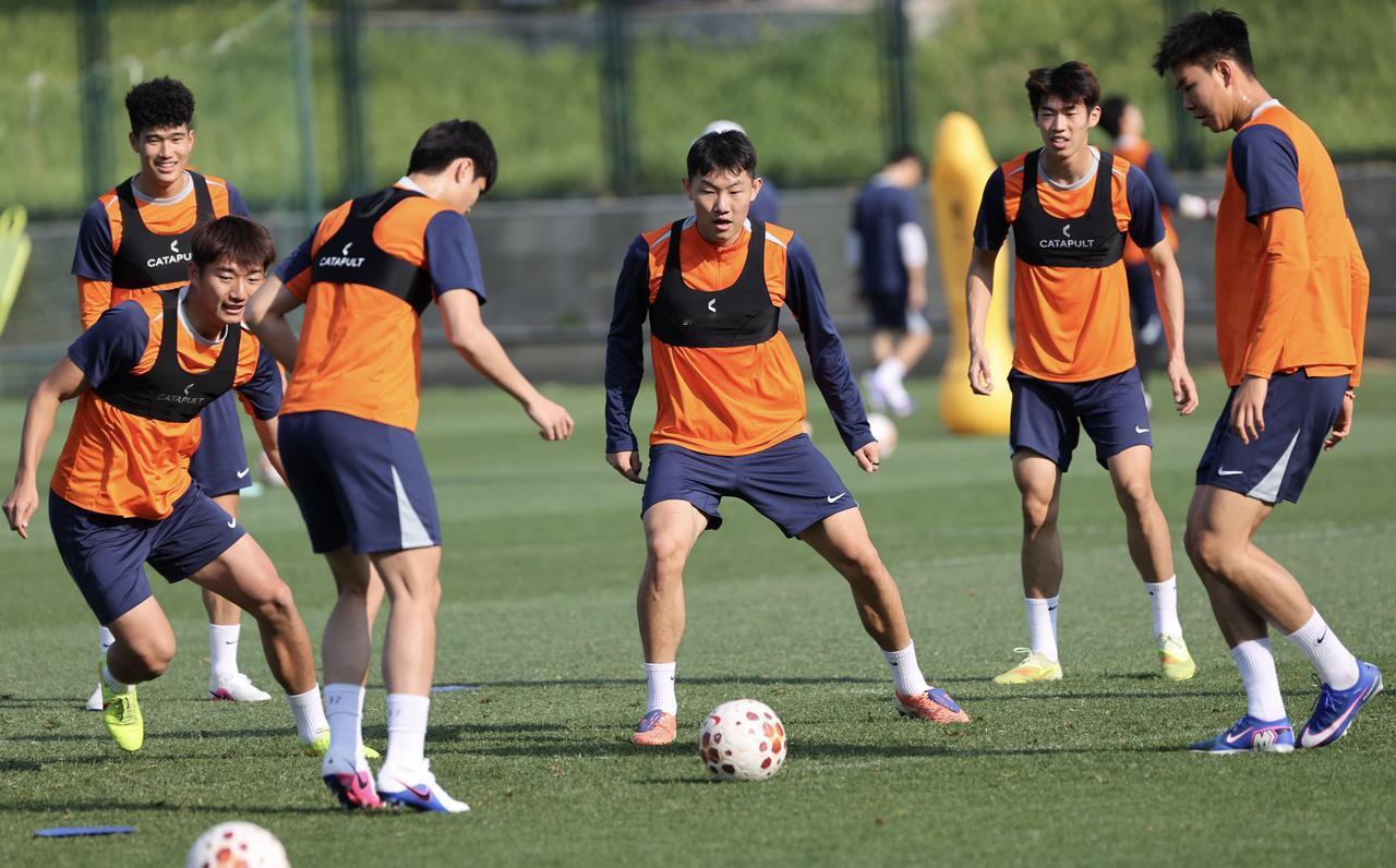 山东泰山在济南主场对阵青岛西海岸，不会重复与青岛另一支兄弟球队海牛队的比赛场景吧