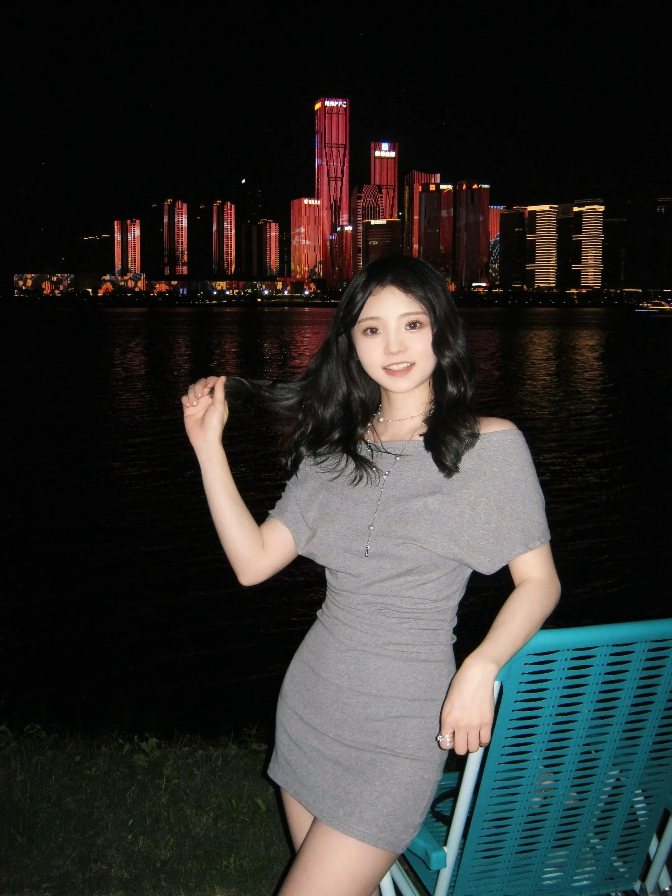 今夜月光绵绵 好似你的眉眼。