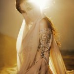 宋祖儿微博之夜出图，像是大漠里走来的神女，神女爱世人