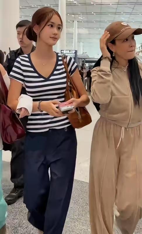 6月23日，钟丽缇携女儿考拉在北京机场被网友偶遇，并拍照留念！
镜头下的钟丽缇身