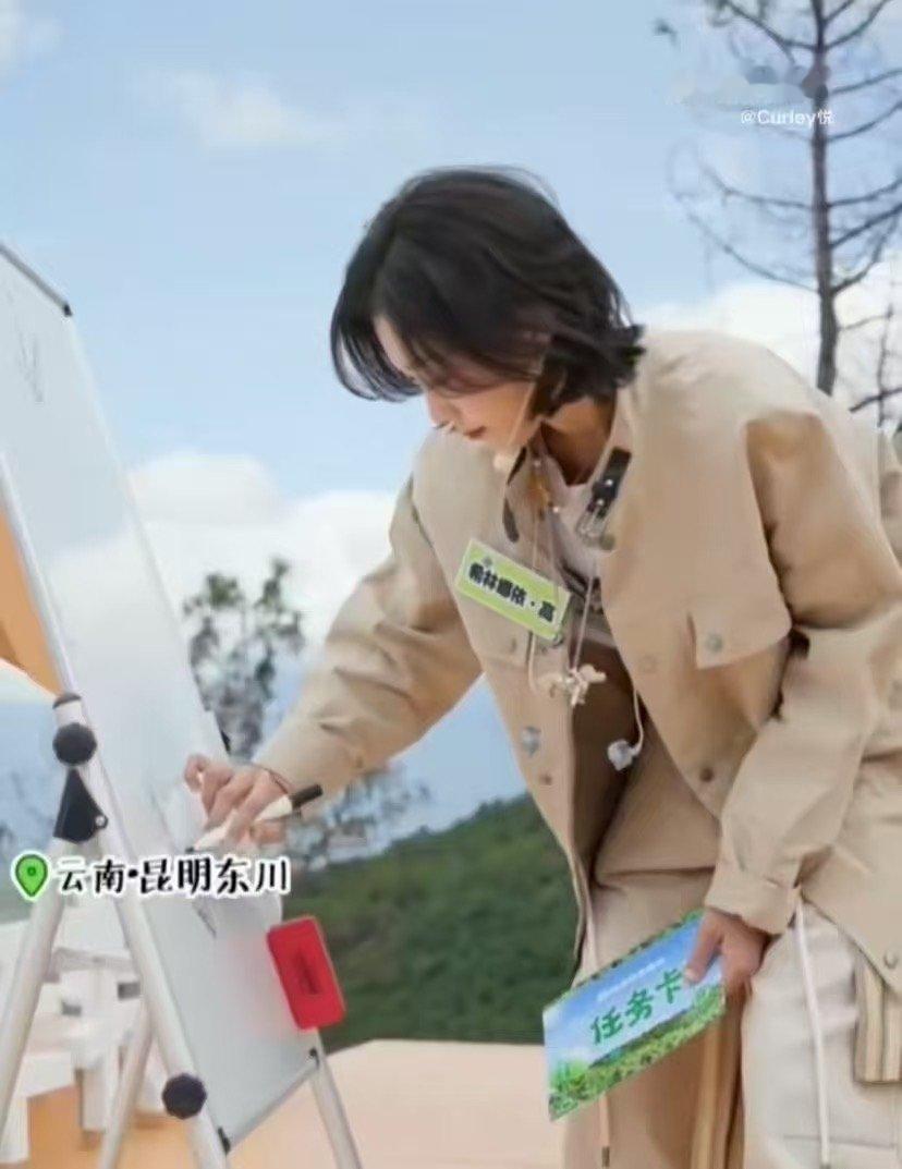 希林娜依高种树使不完的牛劲 被希林娜依高种树的热情点燃了！她专注的神情，挥洒的汗