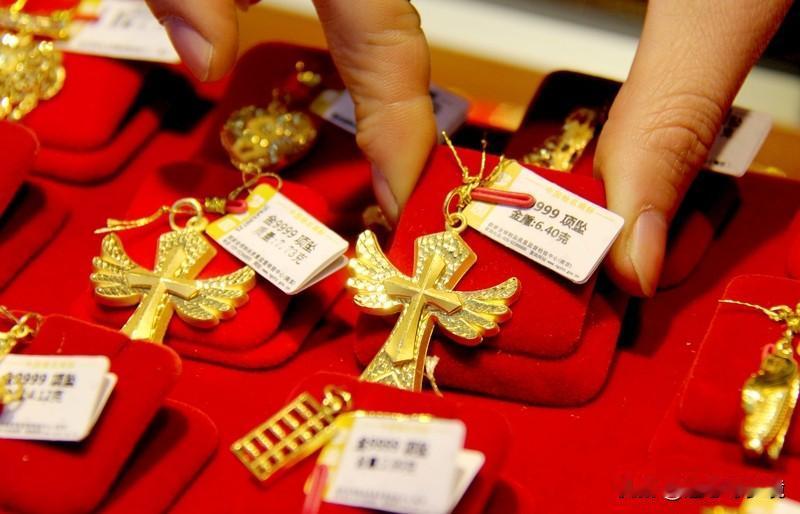 男子看金价下跌花20多万买200克 1月31日金价大跳水，市场可太热闹了。纽约商