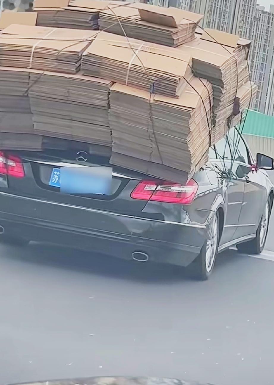 不愧是全国最牛的省份！江苏收破烂的都是用奔驰拉废纸皮吗？还是说收破烂的都这么有钱