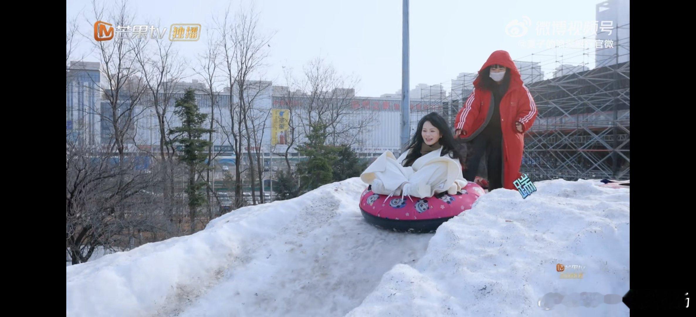 秦昊镜头里的伊能静一人勇敢体验滑雪乐趣，一人用心记录美好瞬间，秦昊镜头下的伊能静