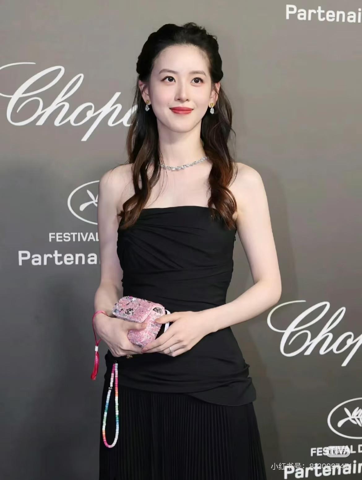 章泽天这波操作，绝对是想撕标签 网友说她播客里说话像刚毕业的小姑娘，动作多想法嫩