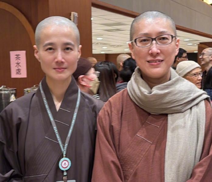 黄安两个妹妹剃度出家！
 
黄安发文透露，自己的两个亲妹妹，分别在1996年和2