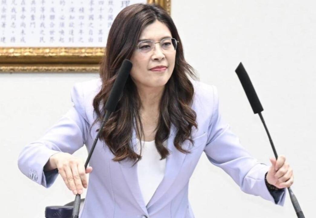 17日就接受了外媒专访，郑丽文竟然叫嚣，“如果台湾没有宣布正式独立，而中国大陆仍