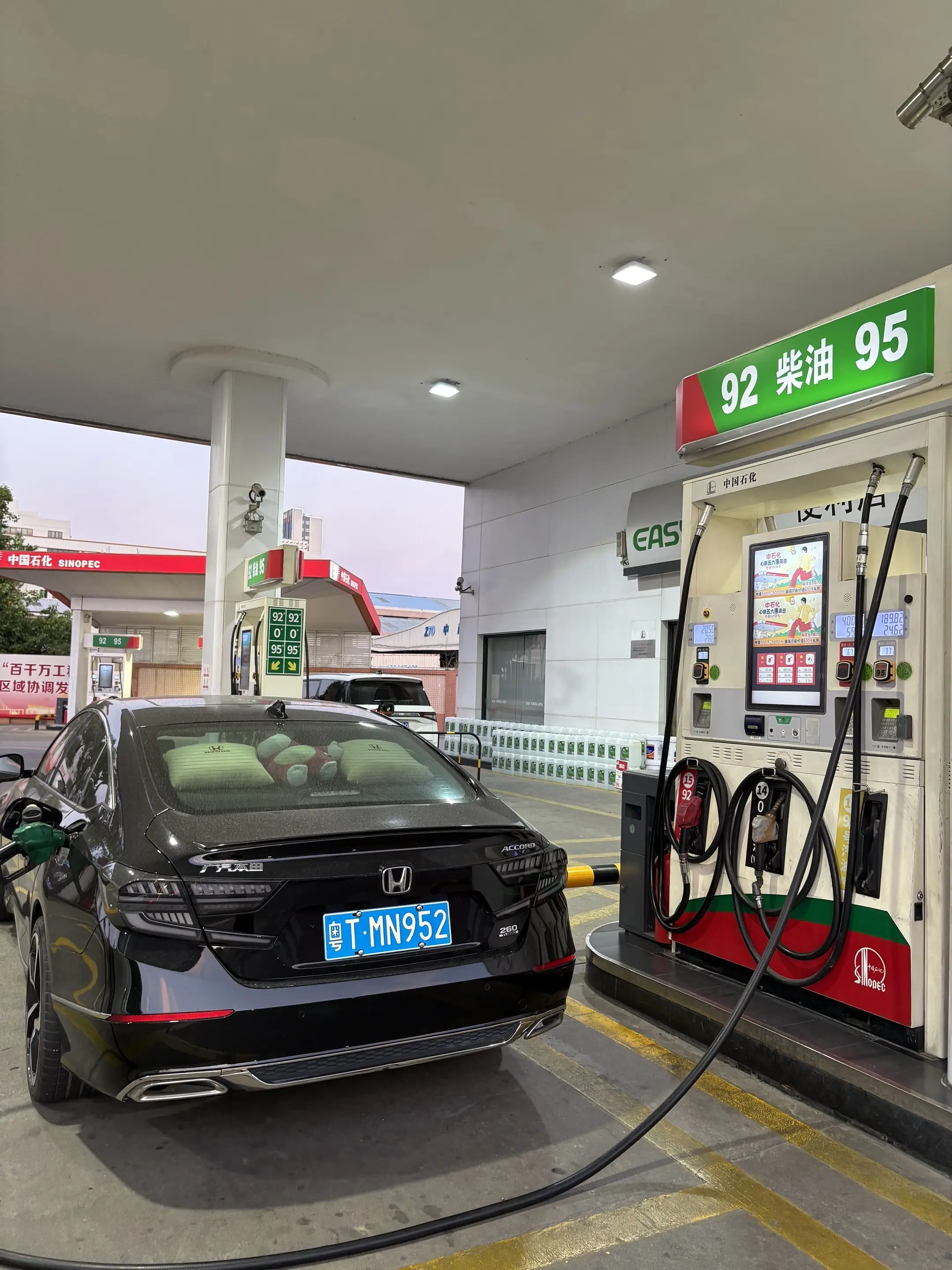 “400一双的鞋看了又看 400一箱的油加了又加”