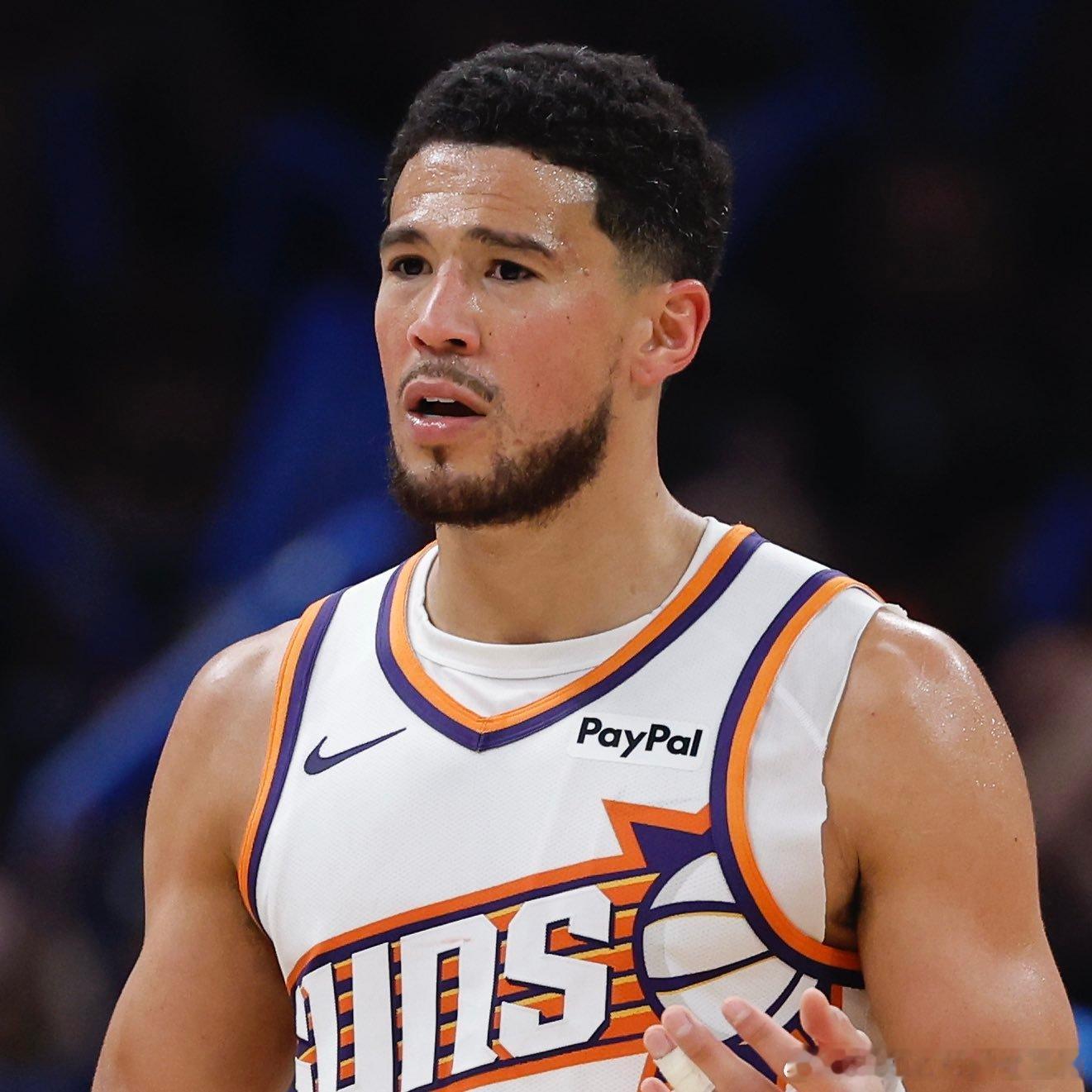 菲尼克斯太阳  德文·布克，因太阳队大比分不敌雷霆的G2赛后公开批评裁判判罚，被