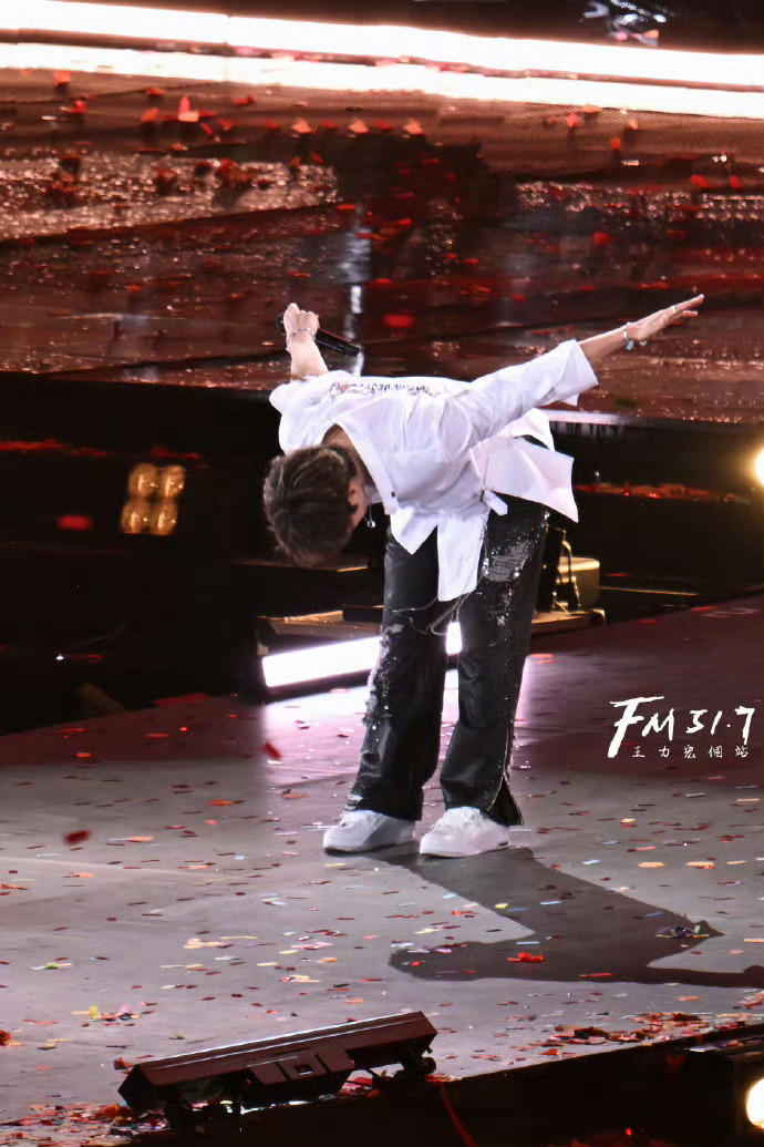 怎么有机器人在王力宏演唱会罚站机器人在王力宏演唱会演我上课🎸同台表演氛围感拉满