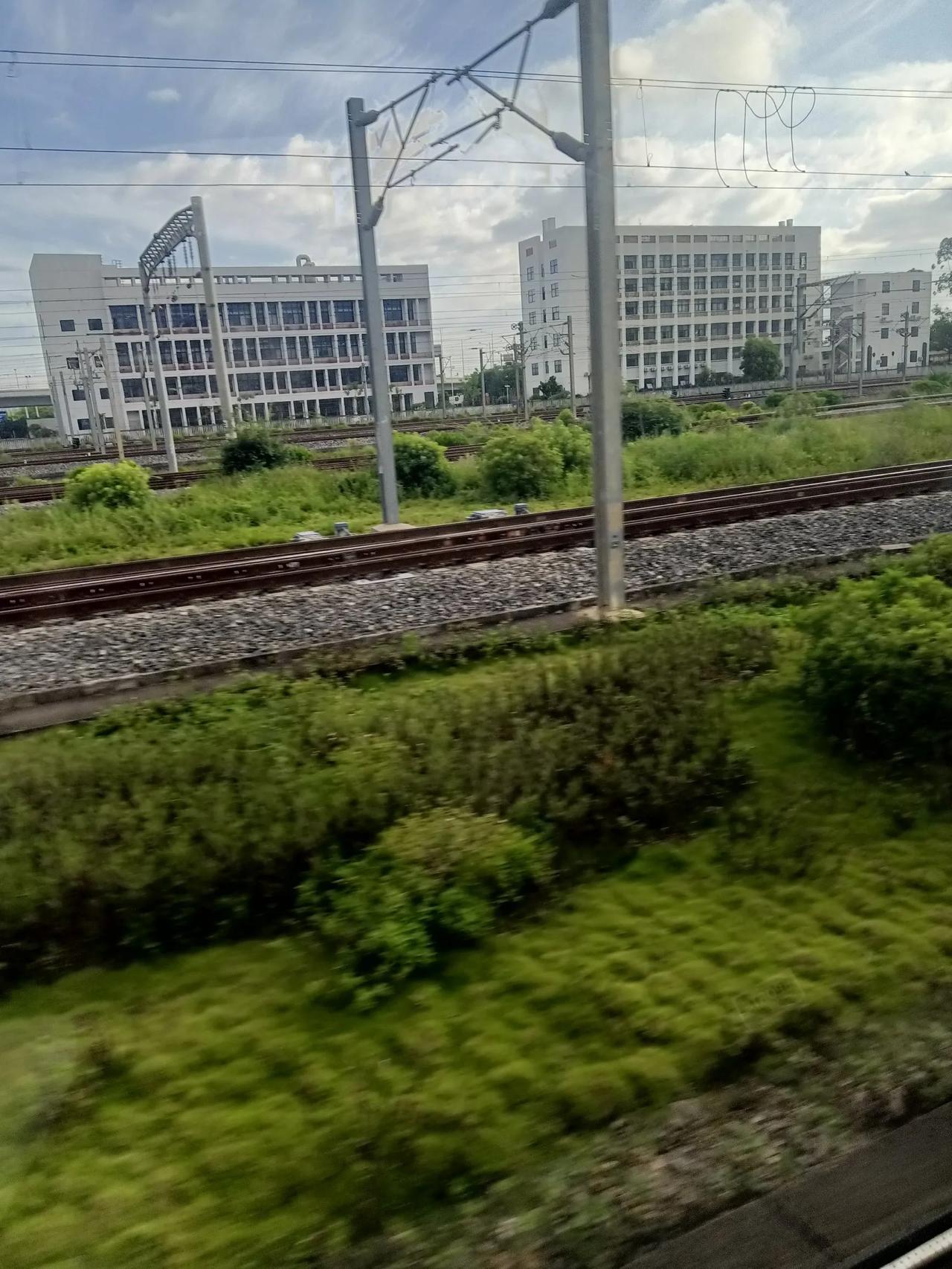 以下是一些适合写在情书中的情诗：
 
1. 古典诗词：
- 《相思》——王维：“