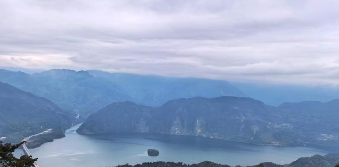 都江堰云华山，12.23（周二）      都江堰云华山是位于赵公山北端的一个原