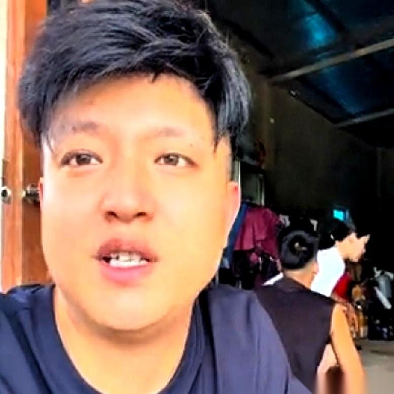 那一兜子土鸡蛋死活塞进手里的时候，五婶眼底的泪花再也憋不住了。
说实话，那哪是一