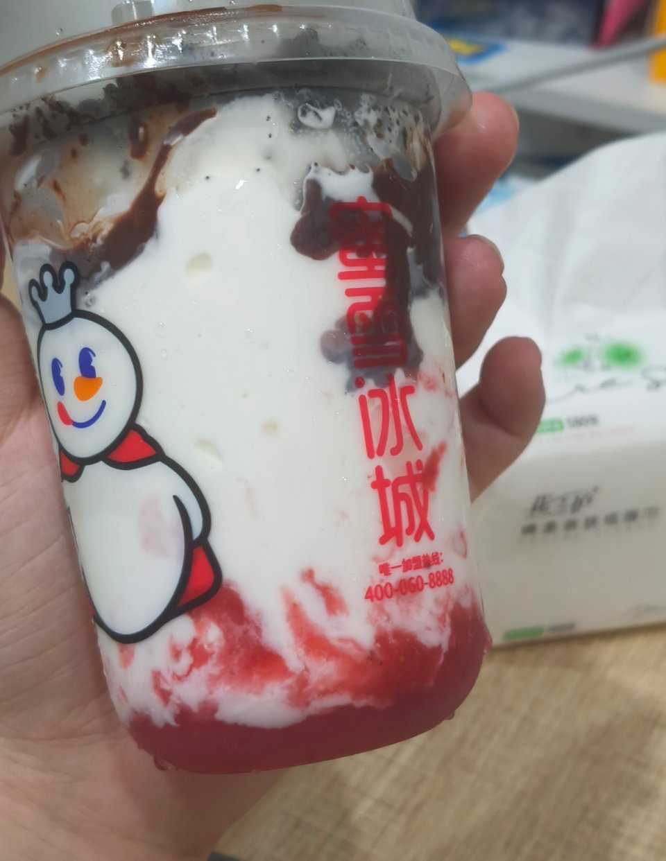 蜜雪冰城我恨你。为什么要在脆皮大圣代底部加果酱啊啊啊啊啊啊啊挖都挖不出来！！果酱