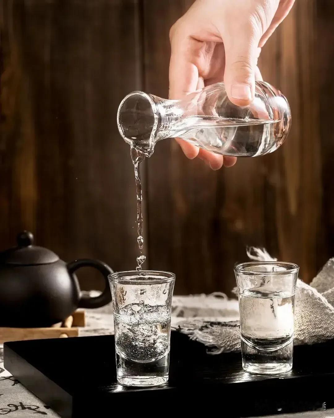 中国人已经喝不动了，喝酒越来越少，这说明什么？

1.如今朋友相聚，昔日嗜酒如命