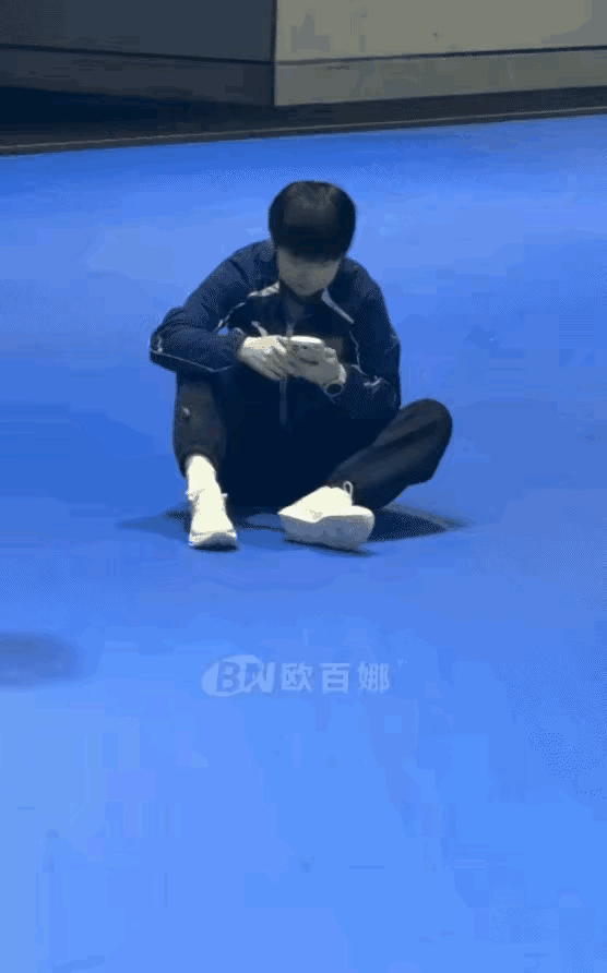 孙颖莎太可爱了：太自我了

大家看看，孙颖莎和队友一起在等人，突然等着等着，她就