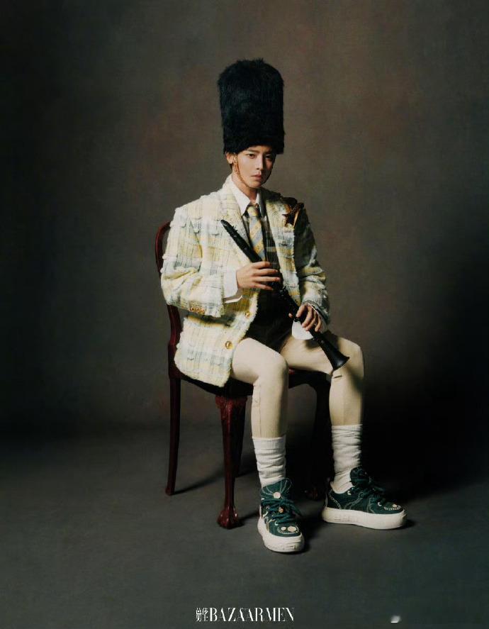 这么抽象又独特的风格，还真的是很少见呀，咱们的侯明昊古风小生到了欧洲也要做古人，