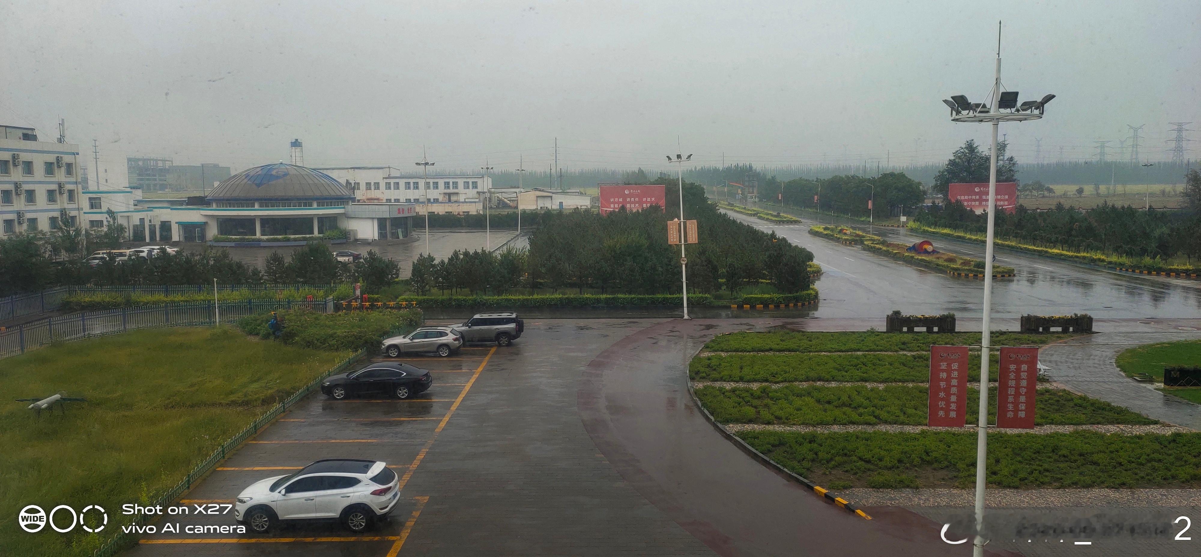 洋洋高锐·窗外细雨绵绵◎站在窗前等她不是……一次、二次整个2026年我每天都在这