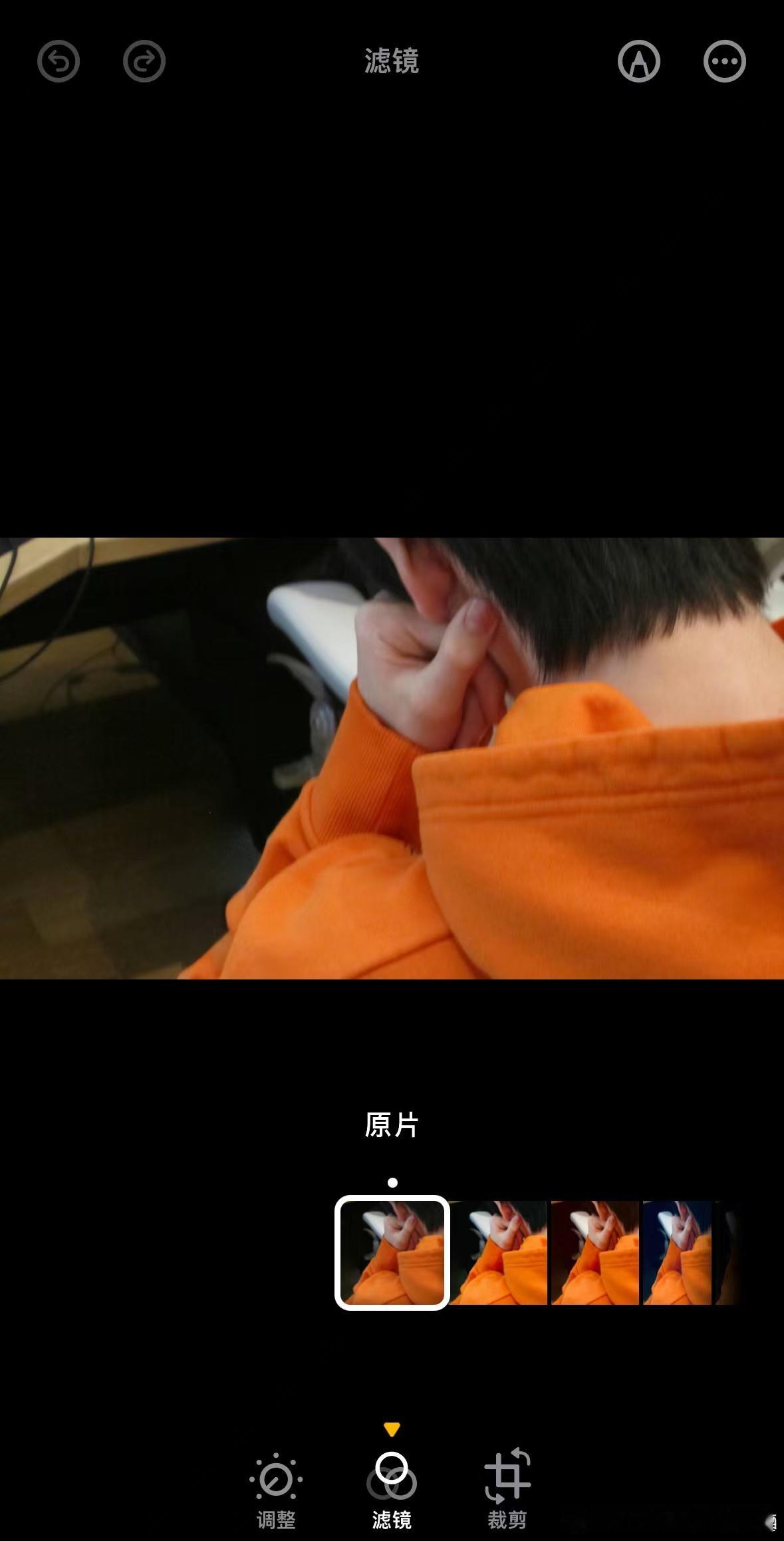 余宇涵录音棚plog 随着余宇涵在录音棚中不断的探索与创作，他的音乐旅程也在不断