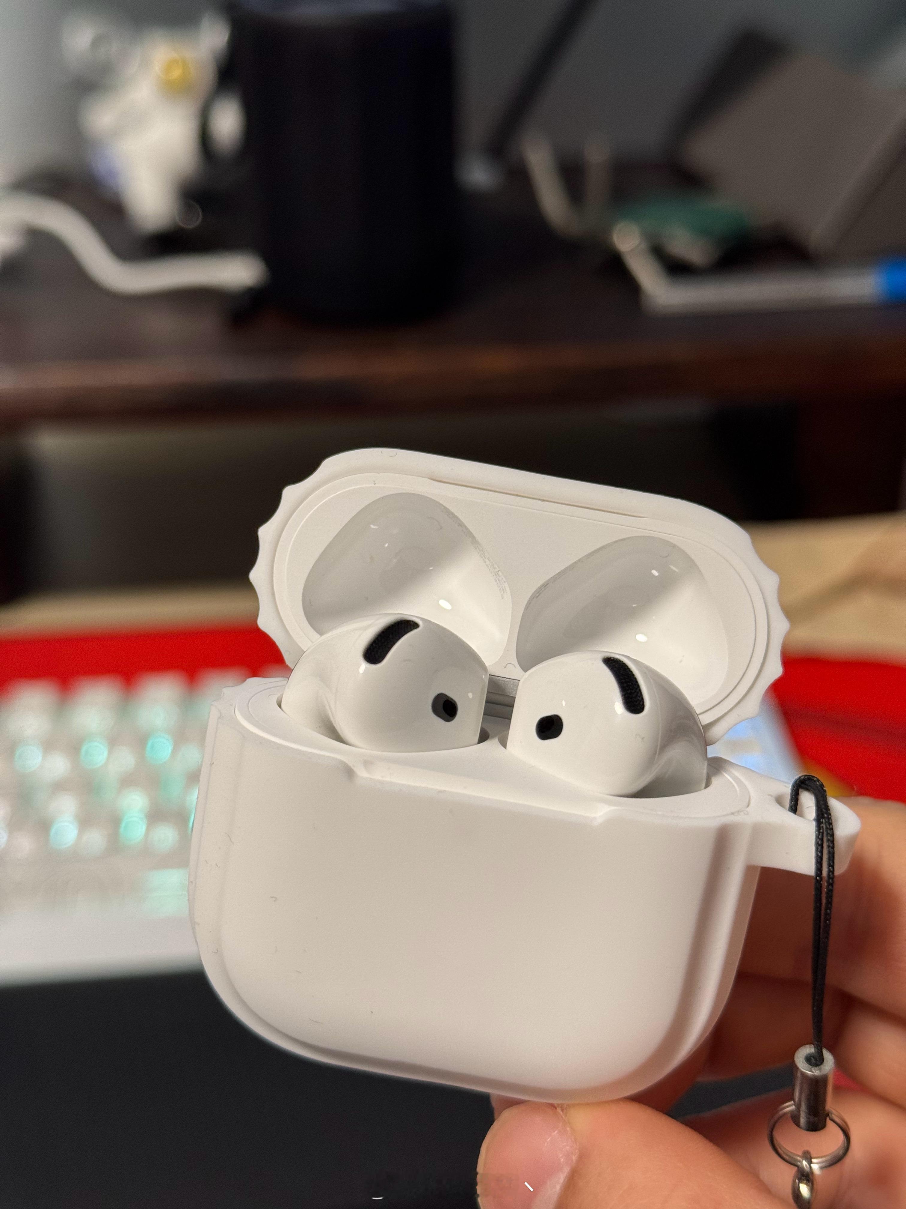 AirPods4戴起来是真没 AirPods Pro2踏实，挂在耳朵上总感觉会掉