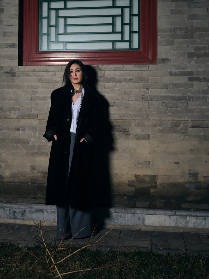 杨千嬅后背贴了十个暖宝宝 直播现场千嬅姐姐热到发出疑问，随后想起后背十个暖宝宝，