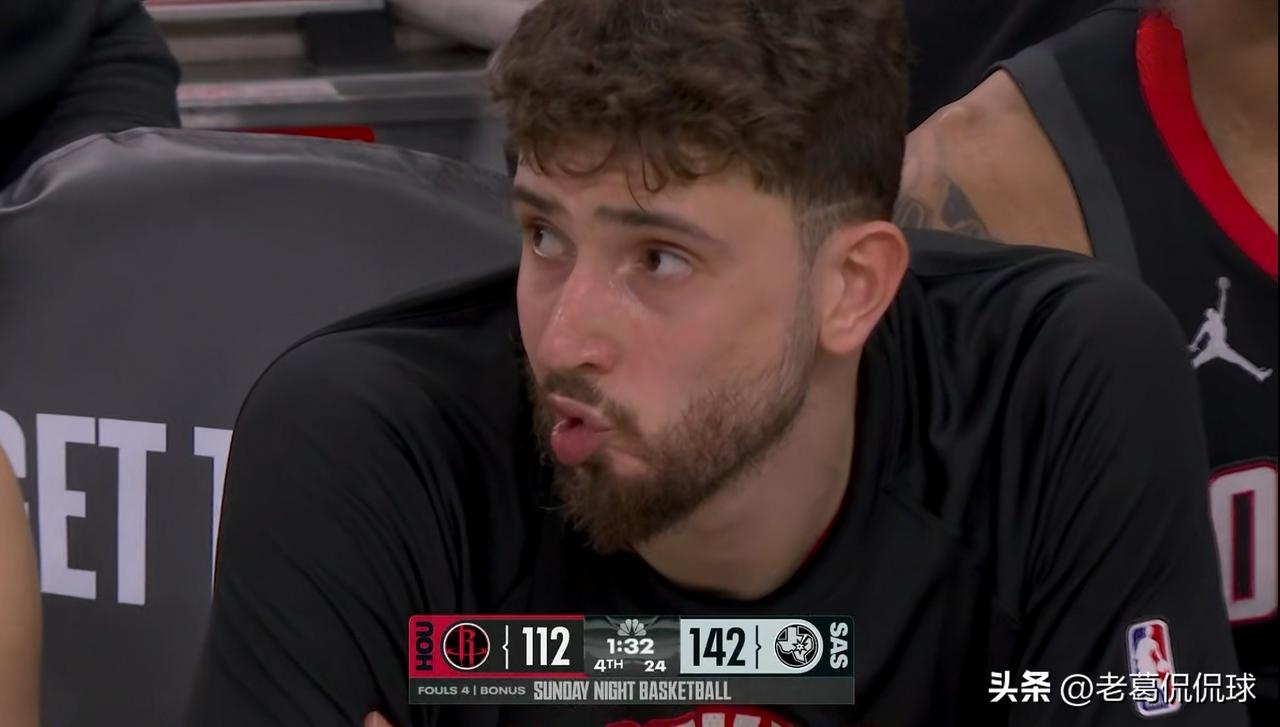 火箭超级巨星申京真是心有不甘！在今天火箭客场挑战马刺的比赛中，当时距离全场比赛结