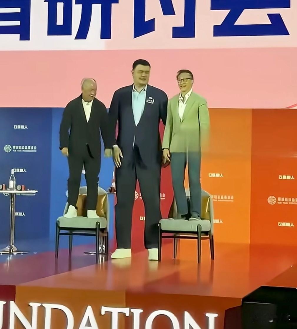 活动现场，李宁与蔡崇信为和姚明同框合影，双双站上椅子。即便如此，身高差距依旧明显