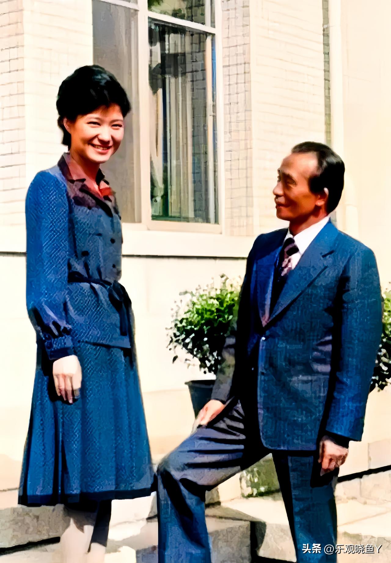 这是上世纪70年代韩国前总统朴槿惠和她父亲站在室外的一张合影，此时的她年轻美貌，
