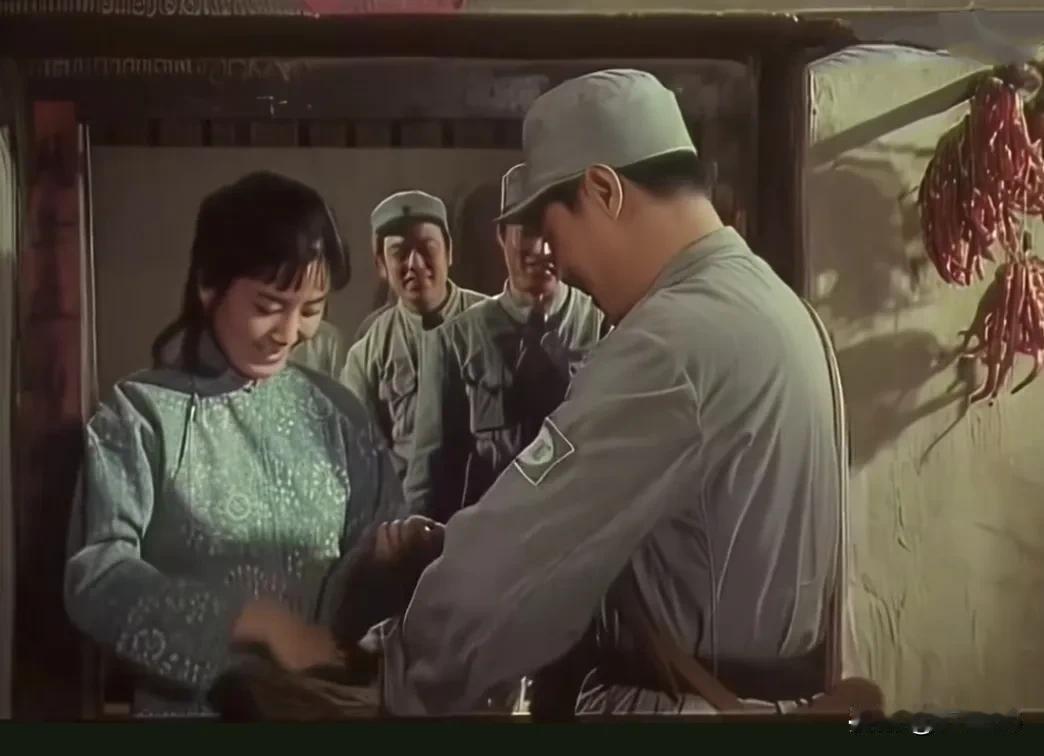 王心刚 李秀明唯一一次合作是在电影《大河奔流》上，在电影里二人同框出现的镜头特别