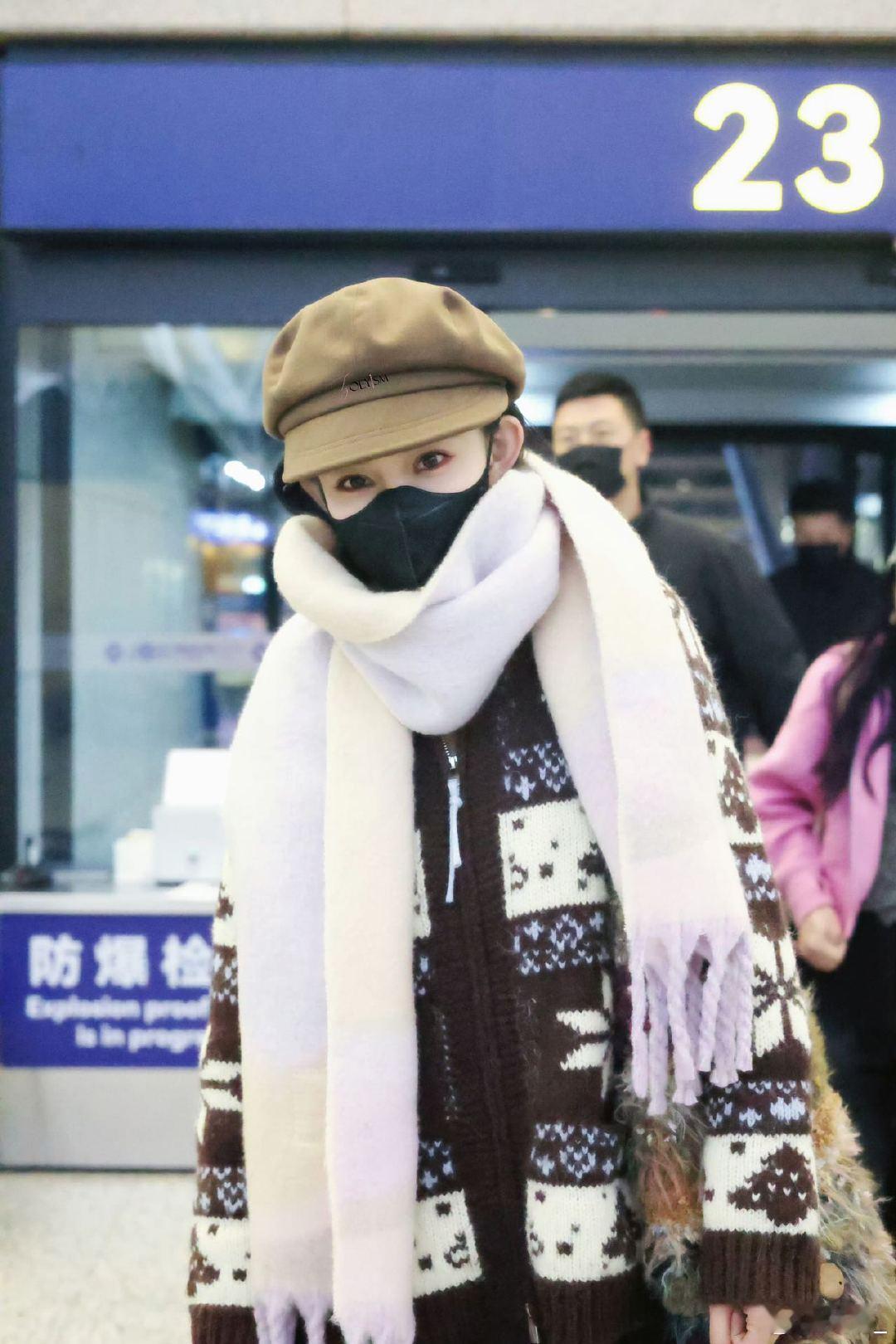 不愧是国际孟！棕帽+长筒靴的复古穿搭超吸睛，英文交流主打一个自信大方，和粉丝同框