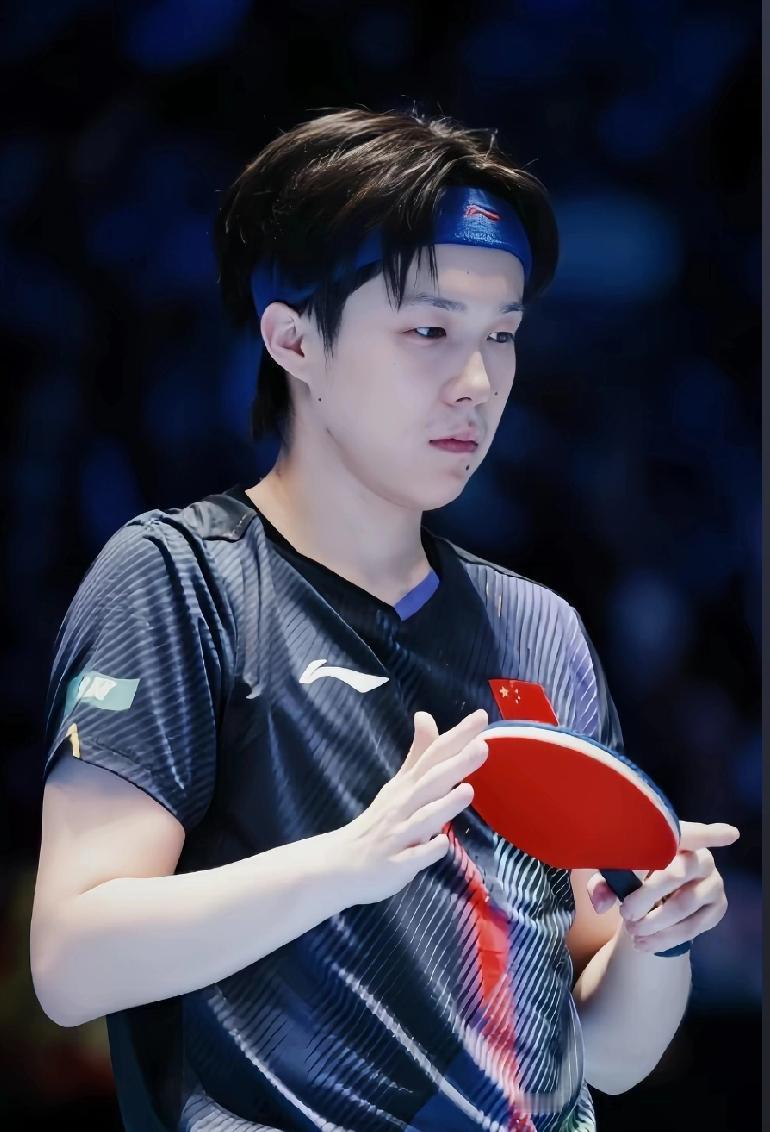 无条件支持王楚钦！
毕竟现在的男队青黄不接
可以说，风雨飘摇
带了最困难最黑暗的