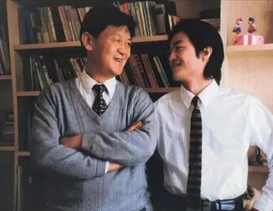 原来李亚鹏是河nan人。父亲是洛阳煤矿工人，后来才移居新疆。周围哪家收音机坏了，