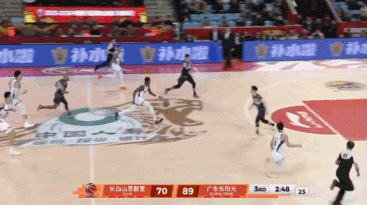 火力全开！奎因暴扣+三分双杀，单节14分打停吉林，广东一波流拉开20+分差吉林男