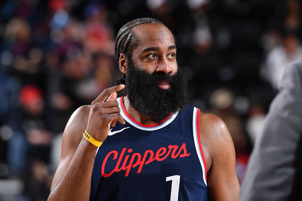 NBA现役球星中，百年难得一见的3个单场三双数据，分别是

追梦格林4分12篮板