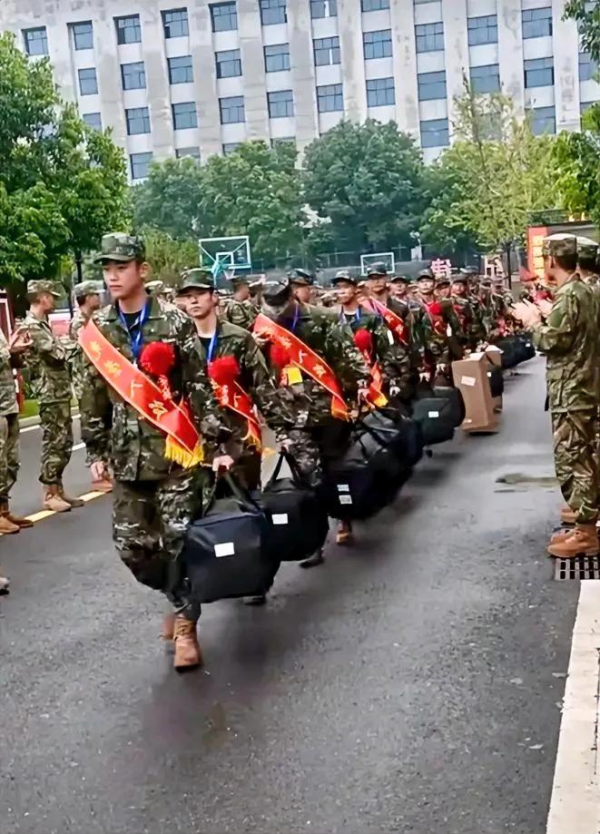 新兵入伍是一件很热血的事。就像广西合浦那150余名青年，经过层层筛选才能入伍。万