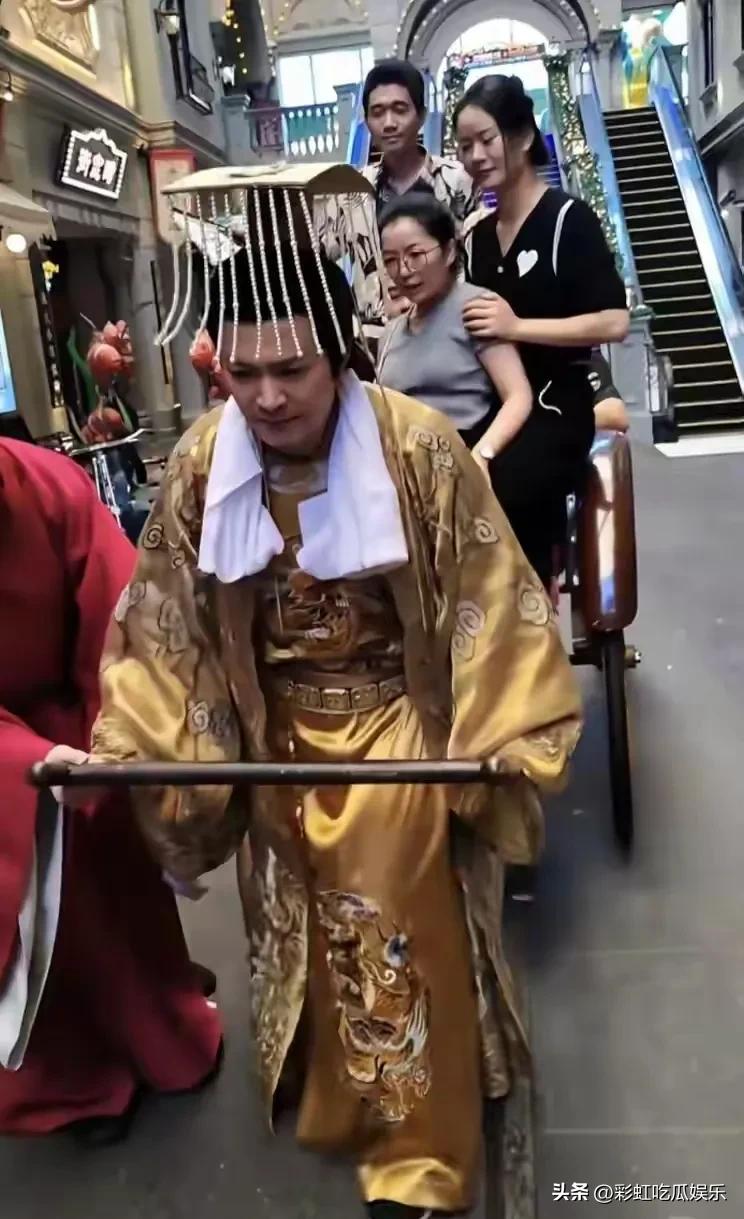 过气男明星有多落魄，演员郑国霖在景区当NPC，扮演李世民拉黄包车，也许是节目效果
