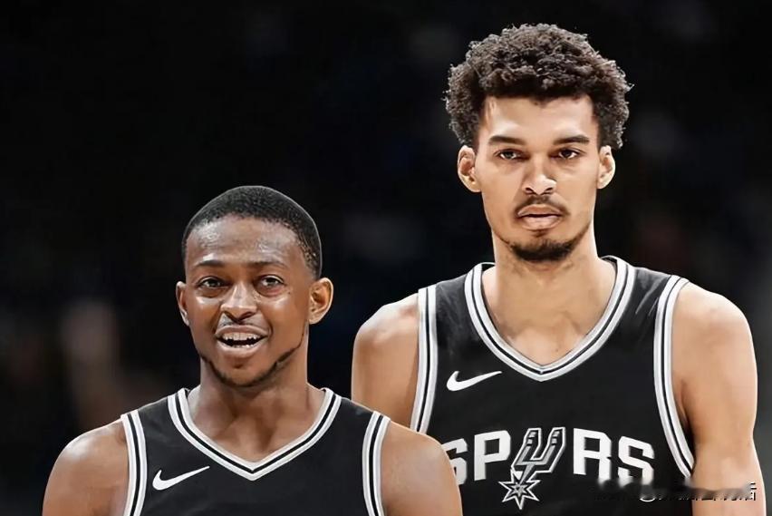 福克斯完美首秀！
在刚刚NBA常规赛马刺对阵老鹰的比赛中，福克斯迎来首秀，出任先