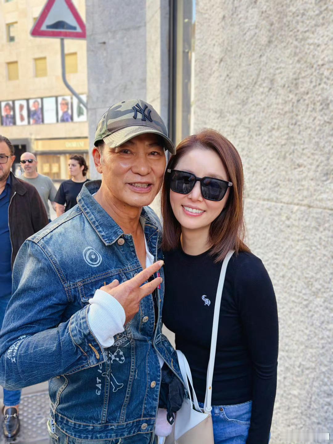 林心如[超话]林心如舒淇素颜合照林心如舒淇合照 林心如更博晒与好朋友舒淇，任达华