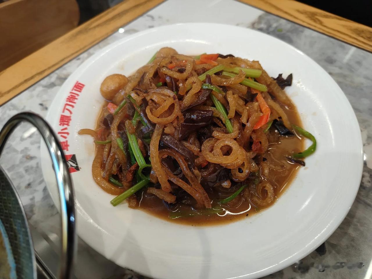 阜阳第一顿饭整不会了

听司机师傅讲，属于阜阳当地的特色美食很多，格拉条、粉鸡、