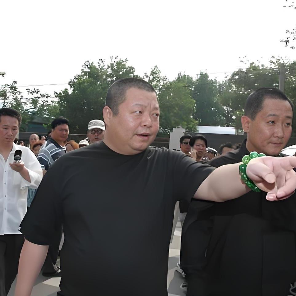 臧天朔参加侯耀文的葬礼，一张罕见的留影，这张照片拍摄于2007年7月7日上午，地