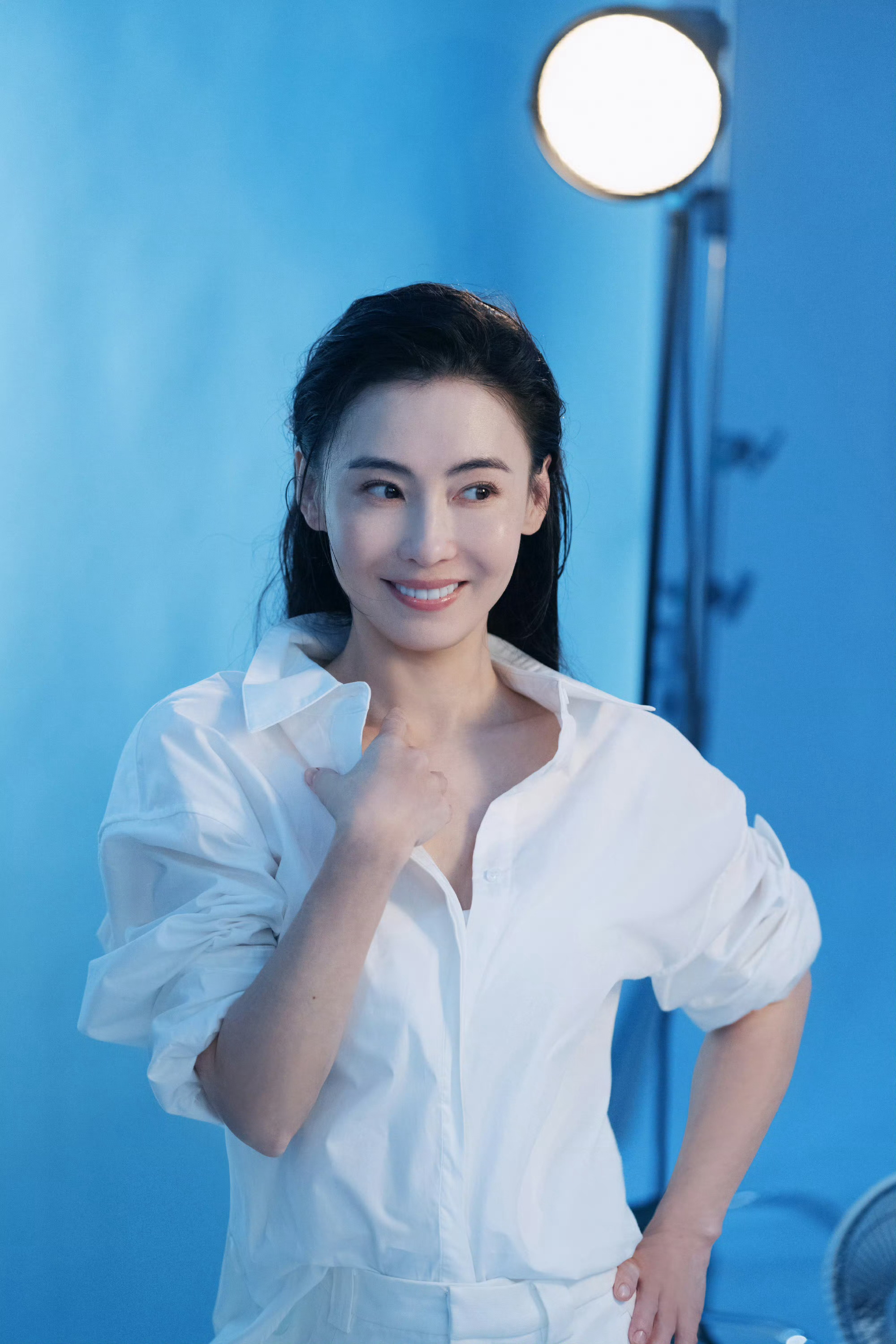 张柏芝清透感 白衬衫+水光肌， 发丝微乱的松弛感，干净又通透，每一帧都像在发光，