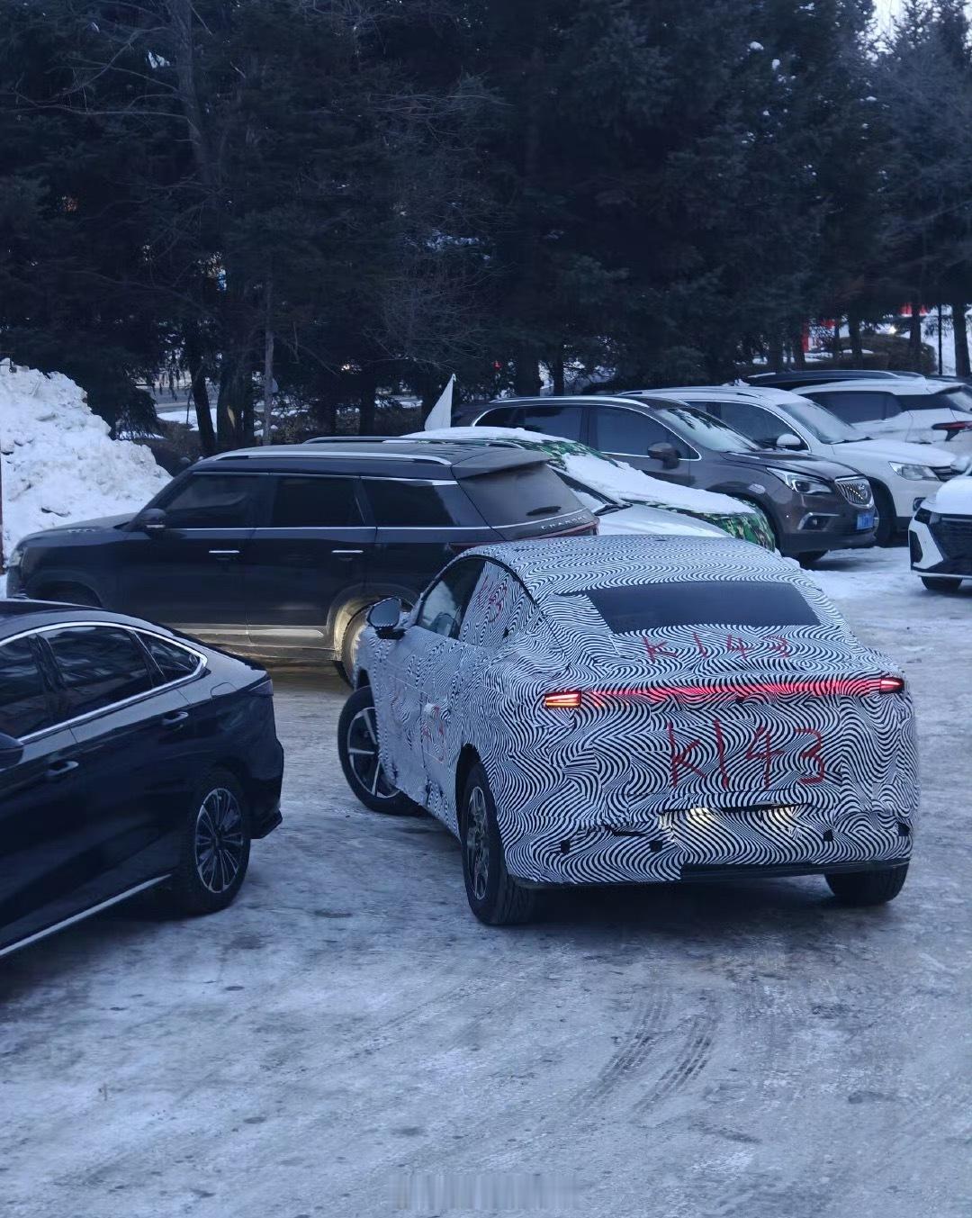 小鹏 Mona 的 SUV 贯穿尾灯 + 大溜背。小鹏汽车308_IO新能源汽车