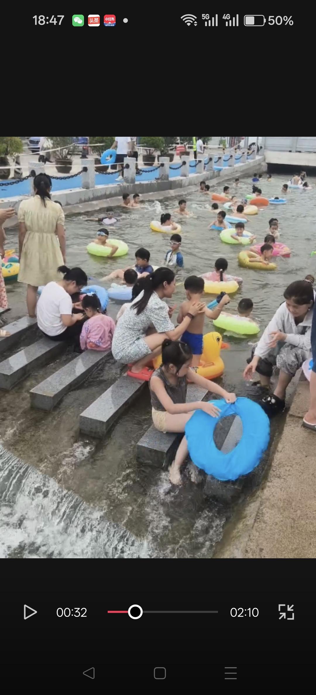天热得实在熬不住，
星期天带孩子来到水上乐园玩一碗。
你看那池子里挤满了大人和小